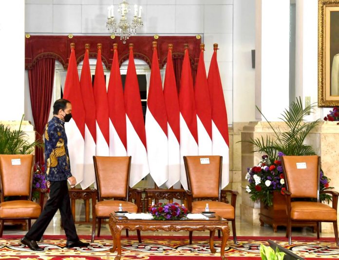 Presiden Joko Widodo membuka Peresmian Sarasehan 100 Ekonom Indonesia di Istana Negara, pada Kamis
