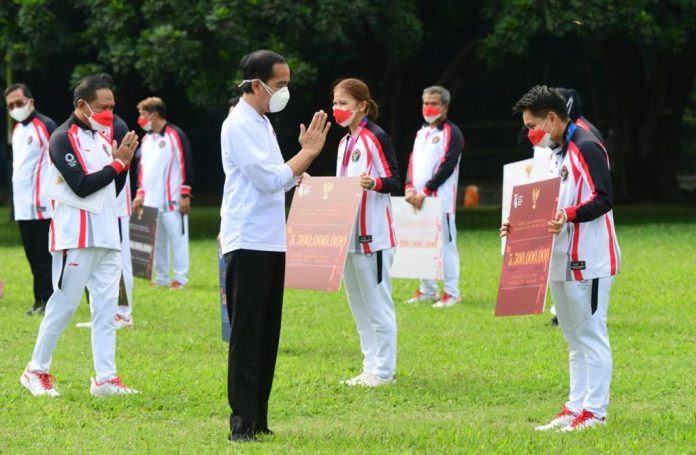 Presiden Joko Widodo menerima langsung atlet-atlet Indonesia yang telah berlaga di Olimpiade Tokyo 2020 di Halaman Istana Kepresidenan Bogor, pada Jumat, 13 Agustus 2021