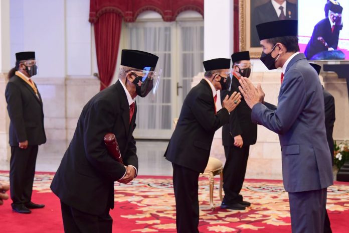Presiden Joko Widodo menganugerahkan tanda kehormatan