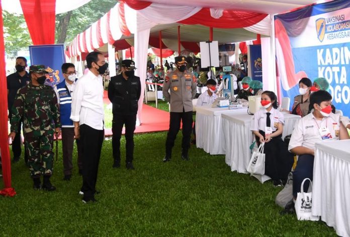 Presiden Joko Widodo meninjau kegiatan Vaksinasi Kolaborasi Kebangsaan di Taman Cappelen, Kebun Raya Bogor