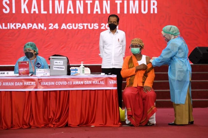 Presiden Joko Widodo meninjau kegiatan vaksinasi Covid-19 untuk masyarakat yang dilaksanakan di Balikpapan Sport and Convention Center Dome, Kota Balikpapan, Kalimantan Timur