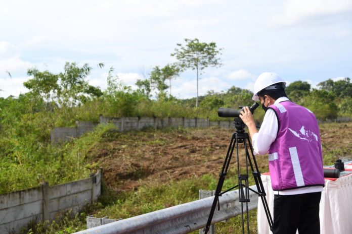 Presiden Joko Widodo meninjau langsung sodetan akses jalan menuju rencana ibu kota negara di Provinsi Kalimantan Timur