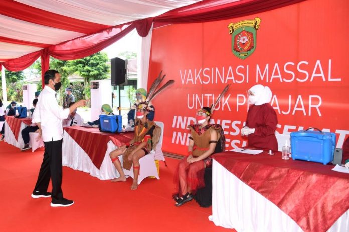 Presiden Joko Widodo meninjau pelaksanaan vaksinasi bagi pelajar di SMPN 22 Samarinda, Kalimantan Timur