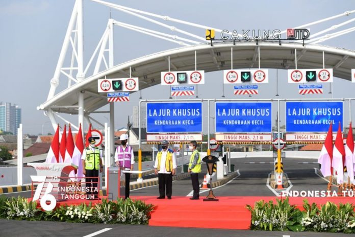 Presiden Joko Widodo meresmikan meresmikan jalan tol enam ruas jalan tol dalam kota Jakarta, segmen Kelapa Gading-Pulo Gebang sepanjang 9,3 kilometer