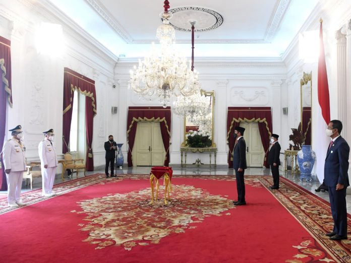 Presiden Joko Widodo secara resmi melantik pasangan Sahbirin Noor dan Muhiddin