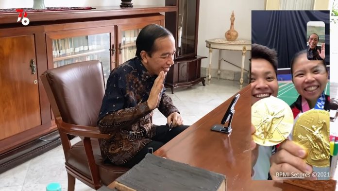 Presiden Joko Widodo video call dengan ganda putri Badminton Indonesia Greysia Polii dan Apriyani Rahayu dari Istana Kepresidenan Bogor