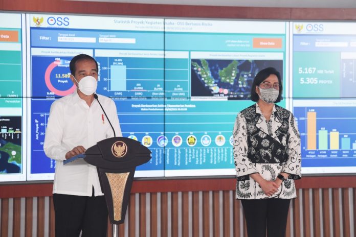 Presiden Jokowi meluncurkan Online Single Submission berbasis risiko di Pusat Komando Operasi dan Pengawalan Investasi, Kementerian Investasi atau Badan Koordinasi Penanaman Modal