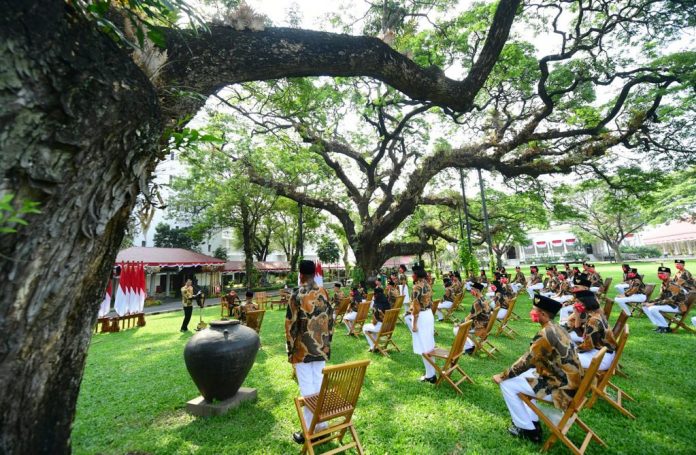 Presiden Jokowi memberikan pengarahan kepada para Purnapaskibraka tahun 2021 di halaman tengah Istana Merdeka