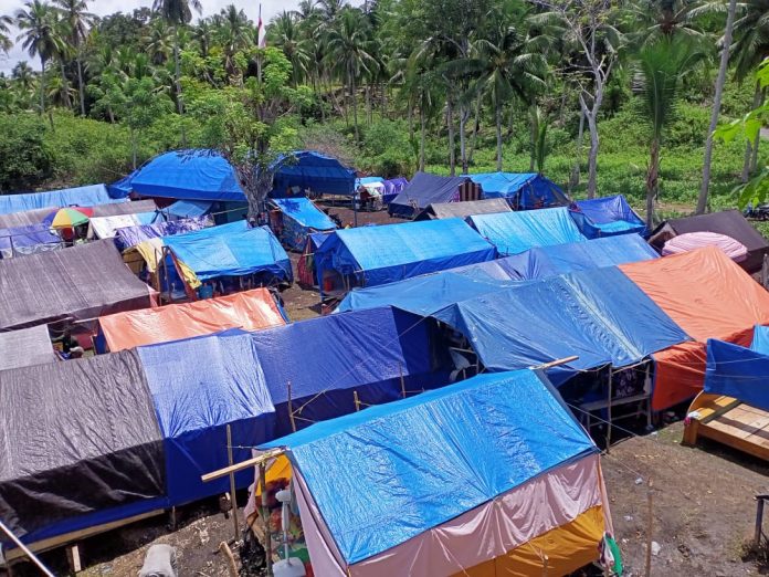 Sebanyak 1050 warga Kabupaten Tojo Una-Una, Provinsi Sulawesi Tengah memilih bertahan untuk menghindari dampak gempa susulan