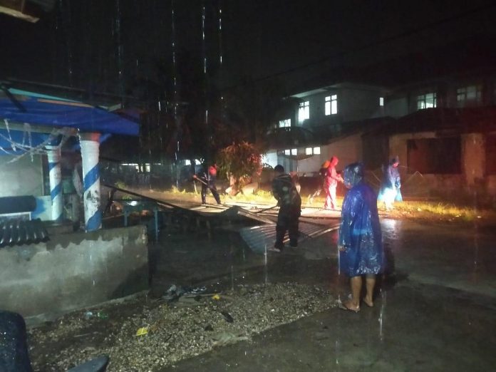 Tim Reaksi Cepat BPBD Kota Pariaman melakukan penanganan darurat dan pendataan rumah terdampak angin puting beliung
