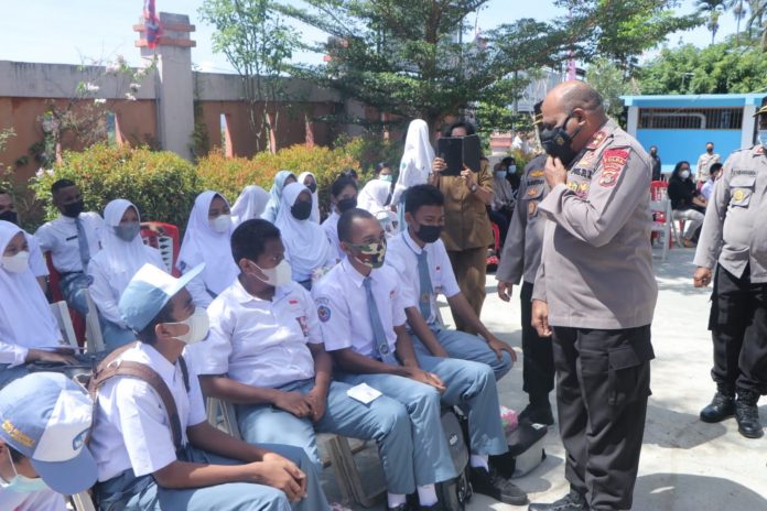 kapolda-papua-cek-pelaksanaan-vaksinasi-merdeka-di-sma-negeri-ii-jayapura-ftg.