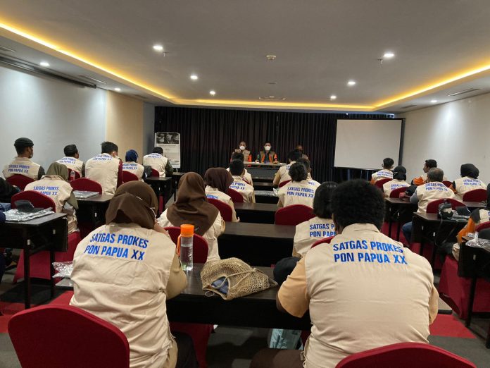 Badan Nasional Penanggulangan Bencana memberikan pembekalan kepada 110 relawan Protokol Kesehatan yang akan bertugas di Kabupaten Jayapura
