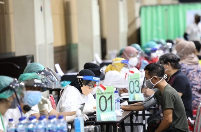 Pelaksanaan vaksinasi Covid-19 di sentra vaksinasi Sinergi Sehat dengan target 2.000 orang peserta setiap harinya dari kalangan anak-anak hingga lanjut usia maupun ibu hamil dan menyusui
