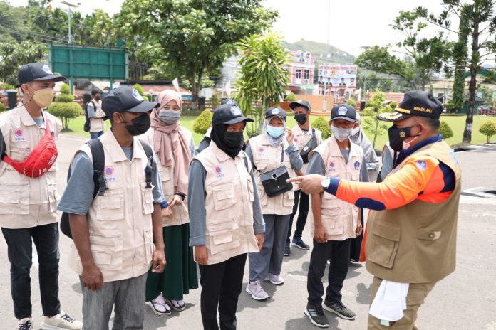 Pembekalan kepada para relawan protokol kesehatan sebelum melakukan pembagian masker di lokasi gerai masker yang berada di Kota Jayapura