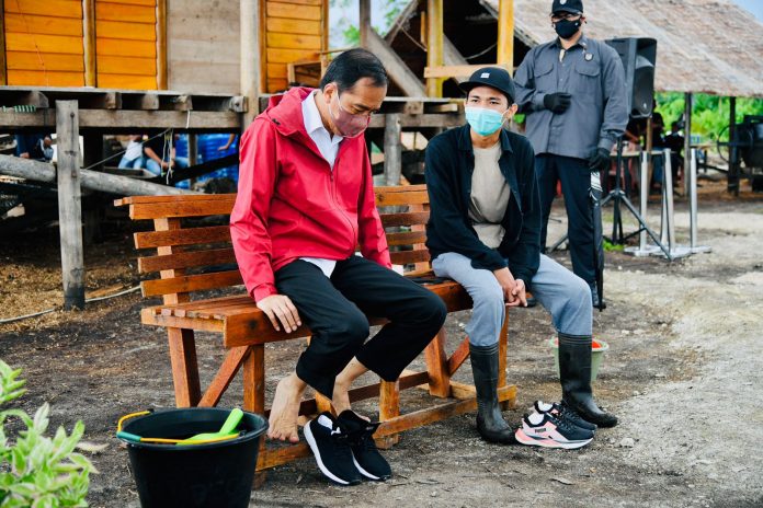 Presiden Joko Widodo berbincang dengan salah seorang pemuda pegiat mangrove yang menyampaikan permintaannya untuk mendapatkan bantuan beasiswa kursus di salah satu komunitas para eksportir