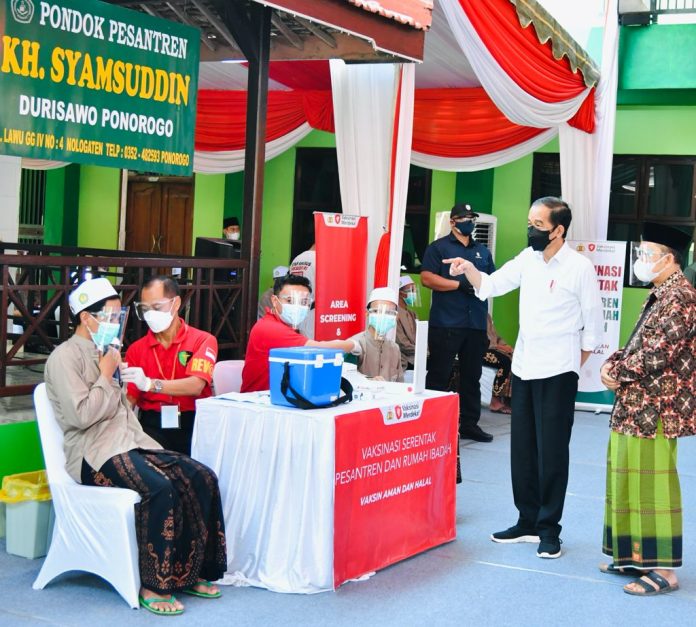 Presiden Joko Widodo melakukan dialog dengan sejumlah pondok pesantren dan rumah ibadah