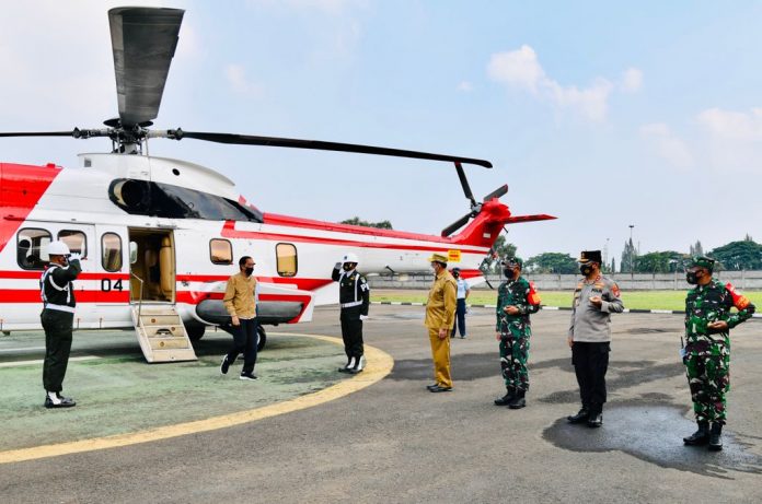 Presiden Joko Widodo melakukan kunjungan kerja ke Provinsi Banten dengan menggunakan Helikopter Super Puma TNI AU ke Kota Cilegon