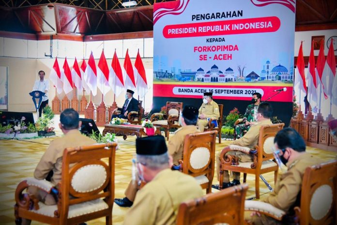 Presiden Joko Widodo memberikan pengarahan kepada Forum Koordinasi Pimpinan Daerah se-Provinsi Aceh di Kompleks Pendopo Gubernur Aceh di Kota Banda Aceh, Provinsi Aceh