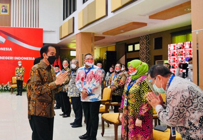 Presiden Joko Widodo memberikan sambutan pada Pertemuan Majelis Rektor Perguruan Tinggi Negeri Indonesia yang dilaksanakan di Auditorium Fakultas Kedokteran Universitas Sebelas Maret, Kota Surakarta