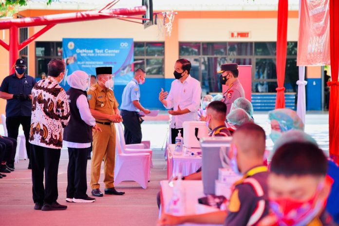 Presiden Joko Widodo mengawali kunjungan kerja di Provinsi Jawa Timur dengan meninjau vaksinasi bagi pelajar yang digelar di SMK PGRI 2 Ponorogo, Kabupaten Ponorogo