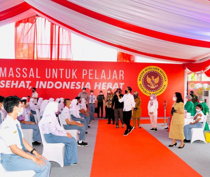Presiden Joko Widodo meninjau kegiatan vaksinasi bagi pelajar SMA sederajat se-Kabupaten Sukoharjo yang digelar di SMA Negeri 1 Kartasura, Kabupaten Sukoharjo
