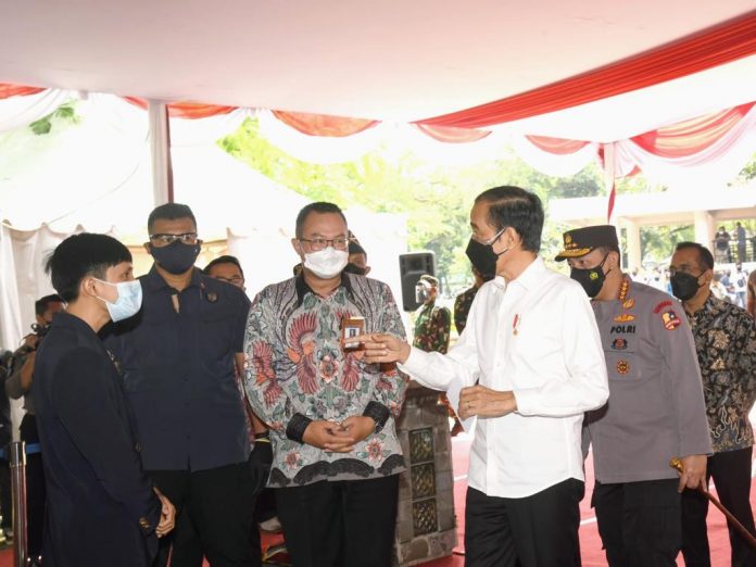 Presiden Joko Widodo meninjau para peserta Vaksinasi Merdeka di beberapa lokasi yang tersebar di seluruh Indonesia yang digelar di Kampus Institut Pertanian Bogor