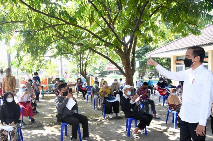 Presiden Joko Widodo meninjau pelaksanaan vaksinasi massal Covid-19 bagi masyarakat