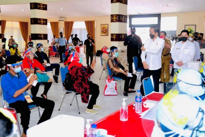 Presiden Joko Widodo meninjau program vaksinasi Covid-19 untuk masyarakat di Politeknik Kesehatan Tanjung Karang
