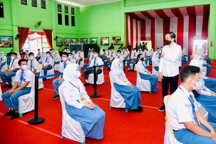Presiden Joko Widodo menyapa masyarakat yang menjadi peserta vaksinasi Covid-19 di beberapa wilayah di Provinsi Lampung