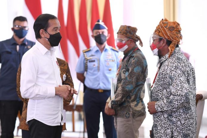 Presiden Joko Widodo menyerahkan sertipikat redistribusi tanah objek reforma agraria di Istana Kepresidenan Bogor