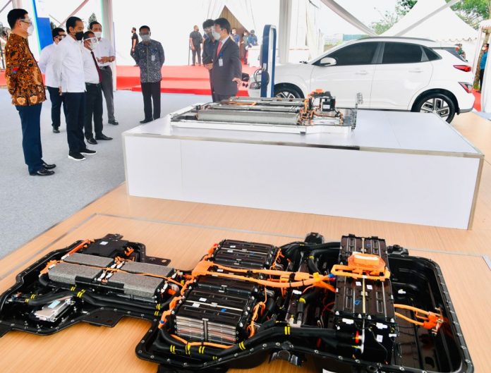 Presiden Jokowi melakukan groundbreaking pabrik industri kendaraan listrik PT HKML Battery Indonesia di Kompleks Karawang New Industrial City