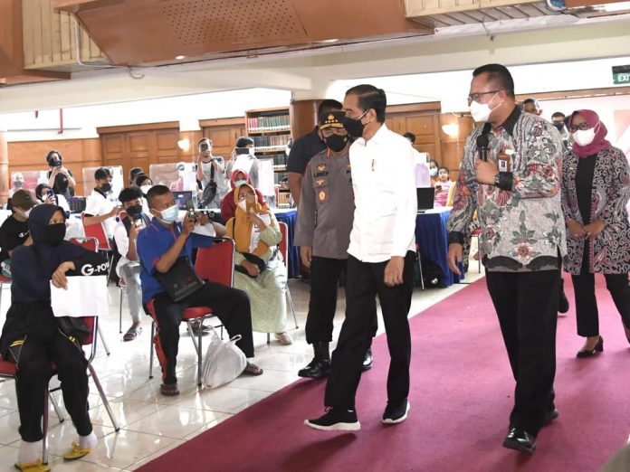 Presiden Jokowi meninjau pelaksanaan Vaksinasi Merdeka di Kampus Institut Pertanian Bogor