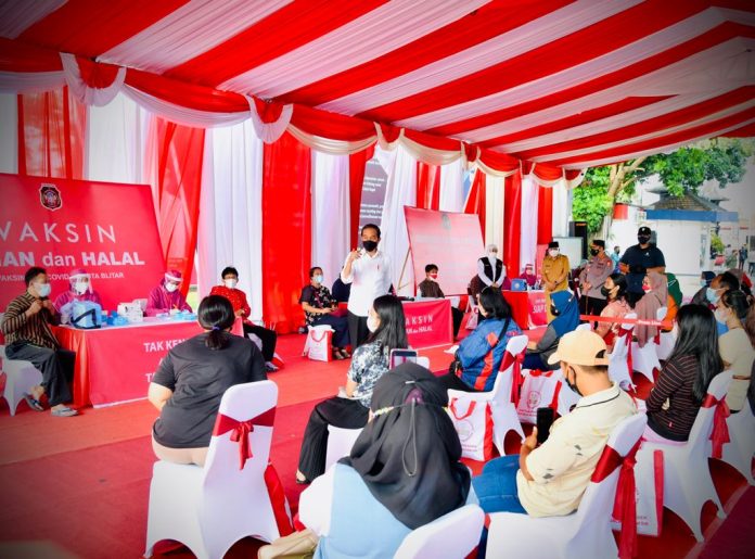 Presiden Jokowi meninjau pelaksanaan vaksinasi Covid-19 bagi masyarakat yang digelar di Pusat Informasi Pariwisata dan Perdagangan, Kota Blitar
