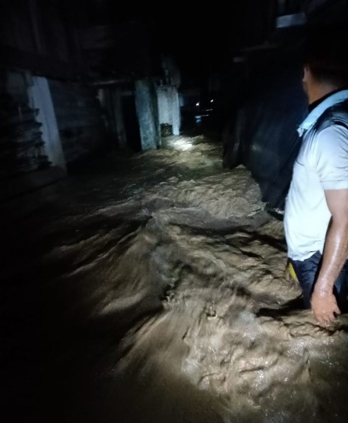 Kondisi banjir yang melanda di Kabupaten Ogan Komering Ulu, Sumatera Selatan, Minggu, 17 Oktober 2021