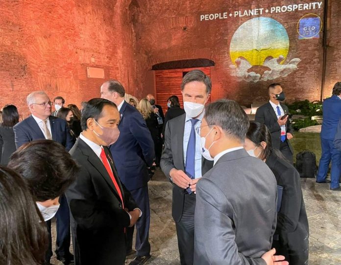 Presiden Joko Widodo berbincang dengan PM Belanda dan Presiden Republik Korea di sela rangkaian KTT G20 Roma, di Italia, Sabtu (30 Oktober 2021). (Foto BPMI Setpres)