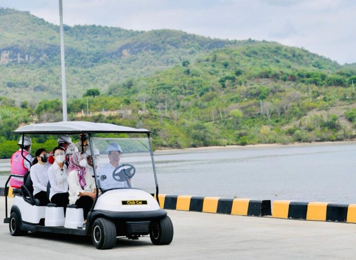Presiden Joko Widodo bersama rombongan terbatas meninjau aktivitas bongkar muatan di Terminal Multipurpose Wae Kelambu, Nusa Tenggara Timur