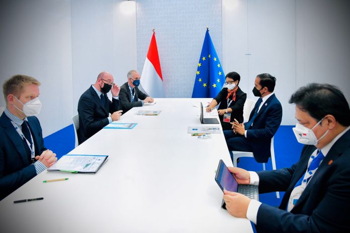Presiden Joko Widodo bertemu Presiden Dewan Eropa Charles Michel di sela-sela KTT G20 di La Nuvola, Roma, Italia