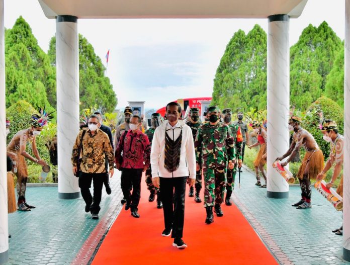 Presiden Joko Widodo dan rombongan tiba di Bandar Udara Sentani, Kabupaten Jayapura