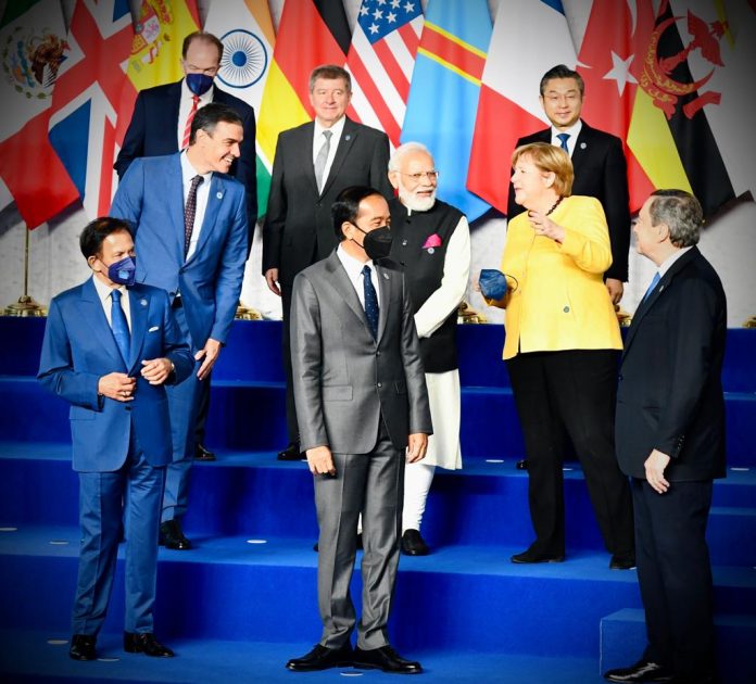 Presiden Joko Widodo ikuti foto bersama dan sesi KTT G20 di La Nuvola, Roma, Italia