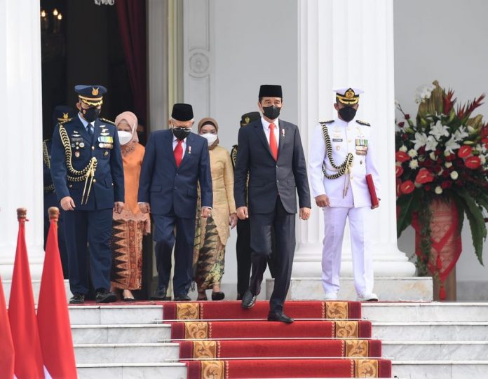 Presiden Joko Widodo memimpin upacara peringatan ke-76 Hari Tentara Nasional Indonesia yang digelar di halaman Istana Merdeka