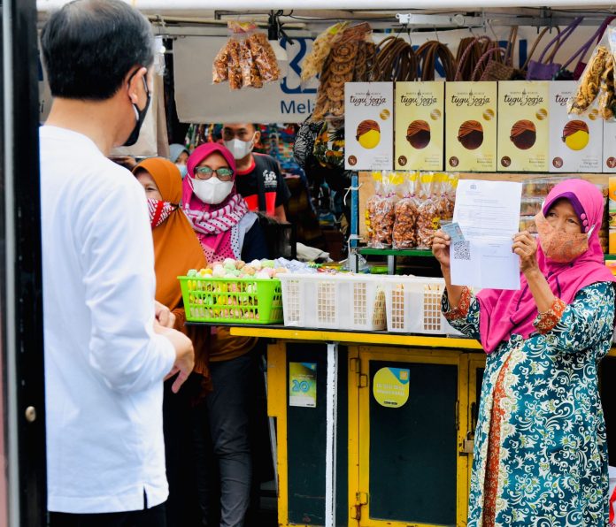 Presiden Joko Widodo mengawali dengan menyapa masyarakat di kawasan Malioboro, Kota Yogyakarta