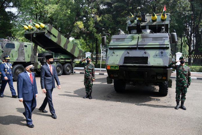 Presiden Joko Widodo meninjau alat sistem pertahanan Indonesia usai memimpin upacara peringatan ke-76 Hari TNI di halaman Istana Merdeka