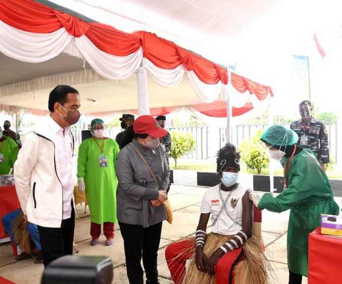 Presiden Joko Widodo meninjau kegiatan vaksinasi Covid-19 bagi masyarakat dan pelajar di halaman Kantor Bupati, Kabupaten Merauke, Provinsi Papua pada Minggu, 3 Oktober 2021