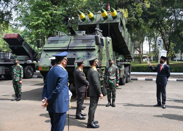 Presiden Joko Widodo meninjau pameran alutsista di halaman depan Istana Merdeka