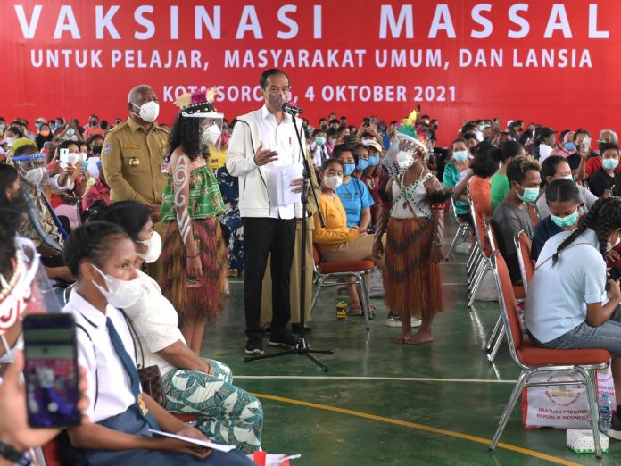 Presiden Joko Widodo meninjau pelaksanaan vaksinasi massal di Gedung Serbaguna Yonif Raider Khusus 762 VYS, Kecamatan Sorong Timur, Kota Sorong, Papua Barat