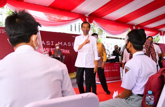 Presiden Joko Widodo meninjau vaksinasi massal Covid-19 di halaman RSUD Dr. H. Moch. Ansari Saleh, Kota Banjarmasin