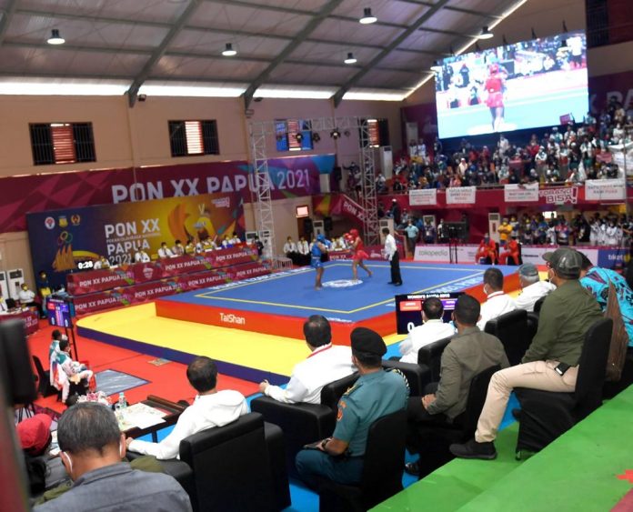 Presiden Joko Widodo menonton pertandingan wushu pada perhelatan Pekan Olahraga Nasional XX Papua Tahun 2021