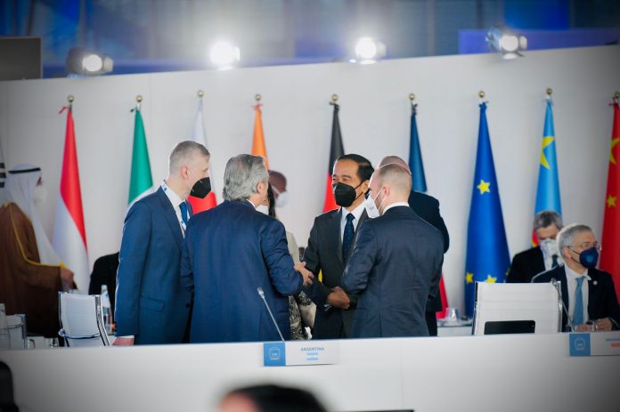 Presiden Joko Widodo menyampaikan pidatonya pada sesi KTT G20 yang membahas soal ekonomi dan kesehatan global di La Nuvola, Roma, Italia, pada Sabtu, 30 Oktober 2021.