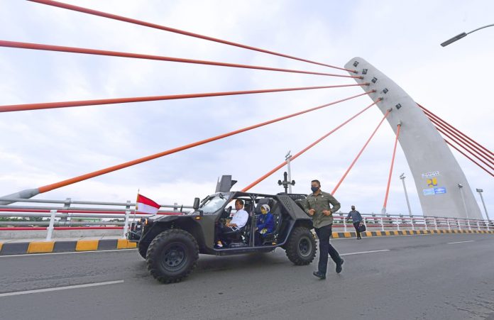 Presiden Joko Widodo meresmikan Jembatan Sei Alalak di Kota Banjarmasin, Provinsi Kalimantan Selatan