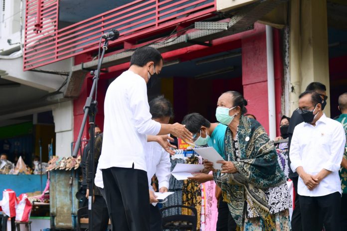 Presiden Joko Widodo meresmikan peluncuran Program Penyaluran Bantuan Tunai Pedagang Kaki Lima dan Warung di kawasan Malioboro, Kota Yogyakarta